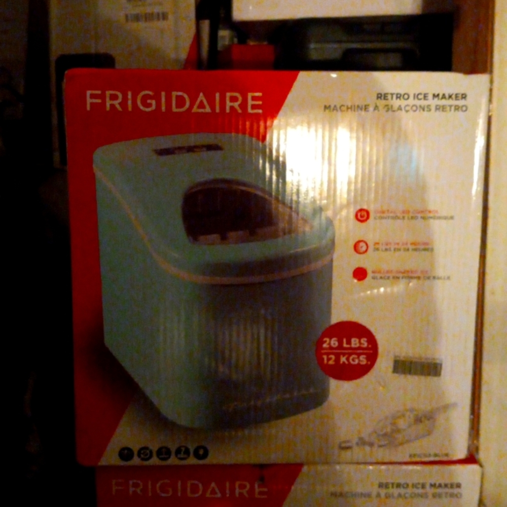 Frigidaire Retro Ice Maker